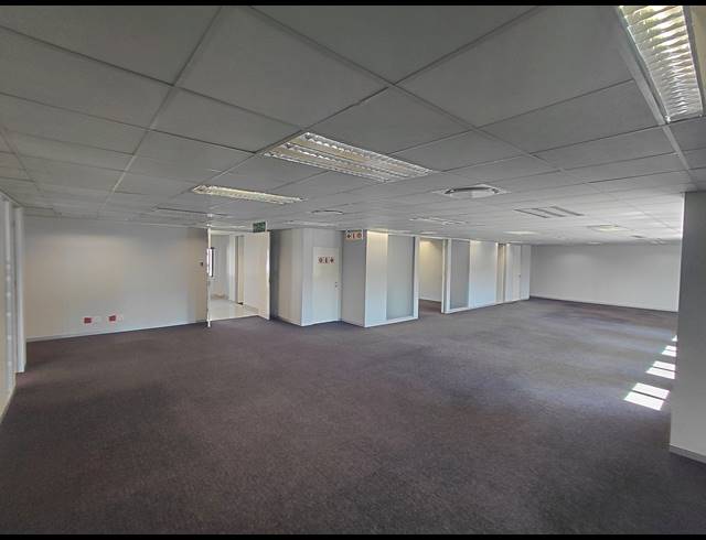 370M² OFFICE TO LET IN LYME PARK